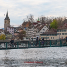 Auf dem Mühlesteg über die Limmat